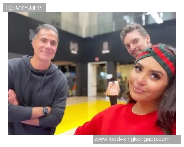 瓦妮莎全家万圣节装扮亮相加索尔陪科比家人共度温馨节日